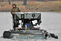 Vệ binh Quốc gia Ukraine học dùng xe bọc thép mới