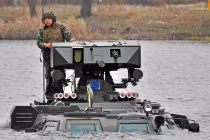 Vệ binh Quốc gia Ukraine học dùng xe bọc thép mới