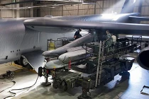 Cận cảnh lắp vũ khí hủy diệt lên “pháo đài bay” B-52H