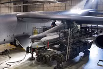 Cận cảnh lắp vũ khí hủy diệt lên “pháo đài bay” B-52H