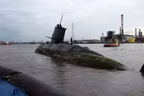 Tàu ngầm chạy nhanh nhất thế giới khi lặn...mắc cạn 