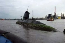 Tàu ngầm chạy nhanh nhất thế giới khi lặn...mắc cạn 