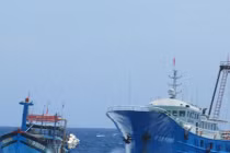 Tàu cá TQ lập hàng rào hung hăng chặn tàu Việt Nam