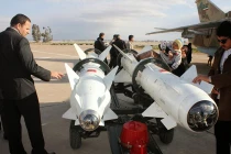 Thăm quan triển lãm chiến đấu cơ, tên lửa Iran