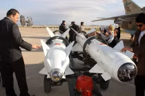 Thăm quan triển lãm chiến đấu cơ, tên lửa Iran