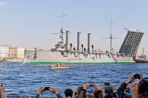 Dân Nga đổ ra sông Neva xem tàu chiến Rạng Đông