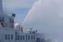 Tàu Trung Quốc hung hăng phun vòi rồng uy hiếp tàu cá VN