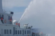 Tàu Trung Quốc hung hăng phun vòi rồng uy hiếp tàu cá VN