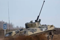 Xem thiết giáp BMD-2 lính dù Nga nã đạn 