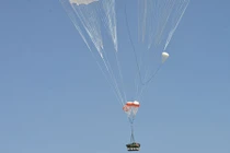 Ngoạn mục thiết giáp Trung Quốc nhảy dù từ máy bay