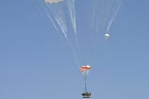 Ngoạn mục thiết giáp Trung Quốc nhảy dù từ máy bay