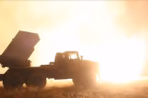 Quân ly khai Ukraine bắn pháo Grad rực sáng góc trời