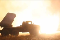 Quân ly khai Ukraine bắn pháo Grad rực sáng góc trời