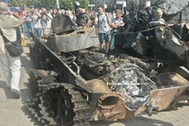 Dân quân Donetsk trưng bày vũ khí thu của QĐ Ukraine