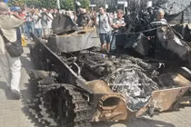 Dân quân Donetsk trưng bày vũ khí thu của QĐ Ukraine