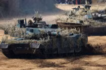 Xe tăng, máy bay Nhật Bản tập trận chiếm đảo 