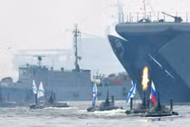 Tàu chiến, binh sĩ Hạm đội TBD, Nga “khoe cơ bắp”