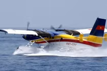 Thủy phi cơ DHC-6 Việt Nam hạ cánh ngoạn mục trên biển