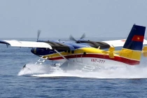Thủy phi cơ DHC-6 Việt Nam hạ cánh ngoạn mục trên biển