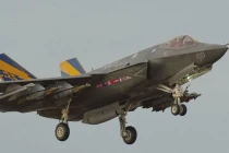 F-35C bay thử nghiệm với đầy đủ vũ khí gắn ngoài