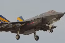 F-35C bay thử nghiệm với đầy đủ vũ khí gắn ngoài