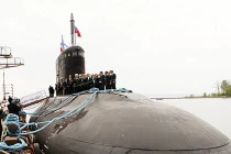 Tàu ngầm Hà Nội neo đậu an toàn ở Cam Ranh