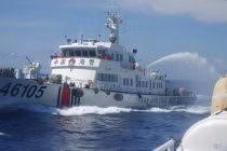 Tàu lai dắt Trung Quốc hung hăng đâm tàu Kiểm ngư Việt Nam