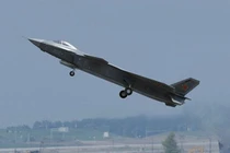 Xem mẫu J-20 mới nhất Trung Quốc rời mặt đất