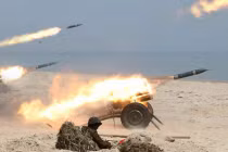 Nữ binh sĩ Triều Tiên tập tấn công mục tiêu trên biển 