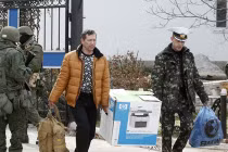 Lính Hải quân Ukraine lầm lũi rời khỏi trụ sở