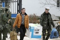 Lính Hải quân Ukraine lầm lũi rời khỏi trụ sở