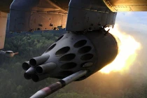 Xem trực thăng tấn công Mi-24 bắn súng, phóng rocket