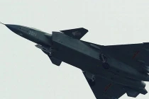 Soi mẫu tiêm kích J-20 mới nhất lần đầu tung cánh