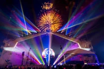 Hoành tráng lễ đặt tên tàu ngầm hạt nhân Mỹ