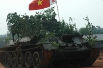 Ảnh QS ấn tượng tuần: xe thiết giáp lạ của Việt Nam