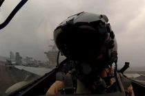 Trải nghiệm cất hạ cánh trên TSB trong buồng lái F/A-18