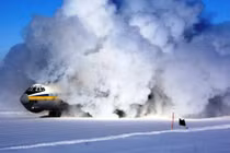 Ngoạn mục máy bay vận tải Il-76 đáp xuống tuyết