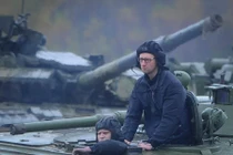 Thủ tướng Ukraine ngồi xe thiết giáp cùng binh sĩ huấn luyện