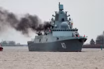 Siêu hạm Gorshkov Nga xả khói đen kịt trên biển
