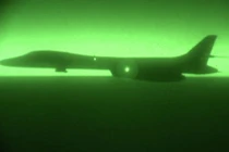 Clip oanh tạc cơ B-1B "bú sữa" đi đánh IS ở Syria