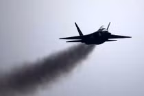 Siêu tiêm kích J-31 Trung Quốc xả khói đen mù trời
