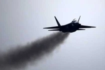 Siêu tiêm kích J-31 Trung Quốc xả khói đen mù trời