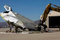 Xót xa cảnh đập nát siêu tiêm kích F-117 Mỹ