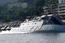 Cận cảnh tàu Hải quân Malaysia chìm ngay tại cảng