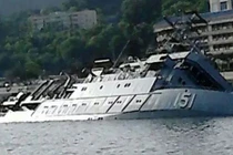 Cận cảnh tàu Hải quân Malaysia chìm ngay tại cảng