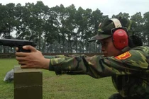 Bộ đội Việt Nam tập luyện chuẩn bị giải bắn súng AARM-24