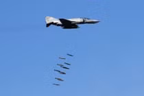 Xem đối thủ MiG-21 Việt Nam, F-4 luyện thả bom