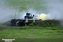 Điếc tai với clip thiết giáp ly khai Ukraine nã đạn