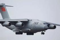 Máy bay Y-20 Trung Quốc khoác “áo mới” bay biểu diễn