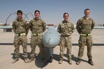 Ngoạn mục 4 lính Anh lắp ráp UAV 450kg trong “nháy mắt”